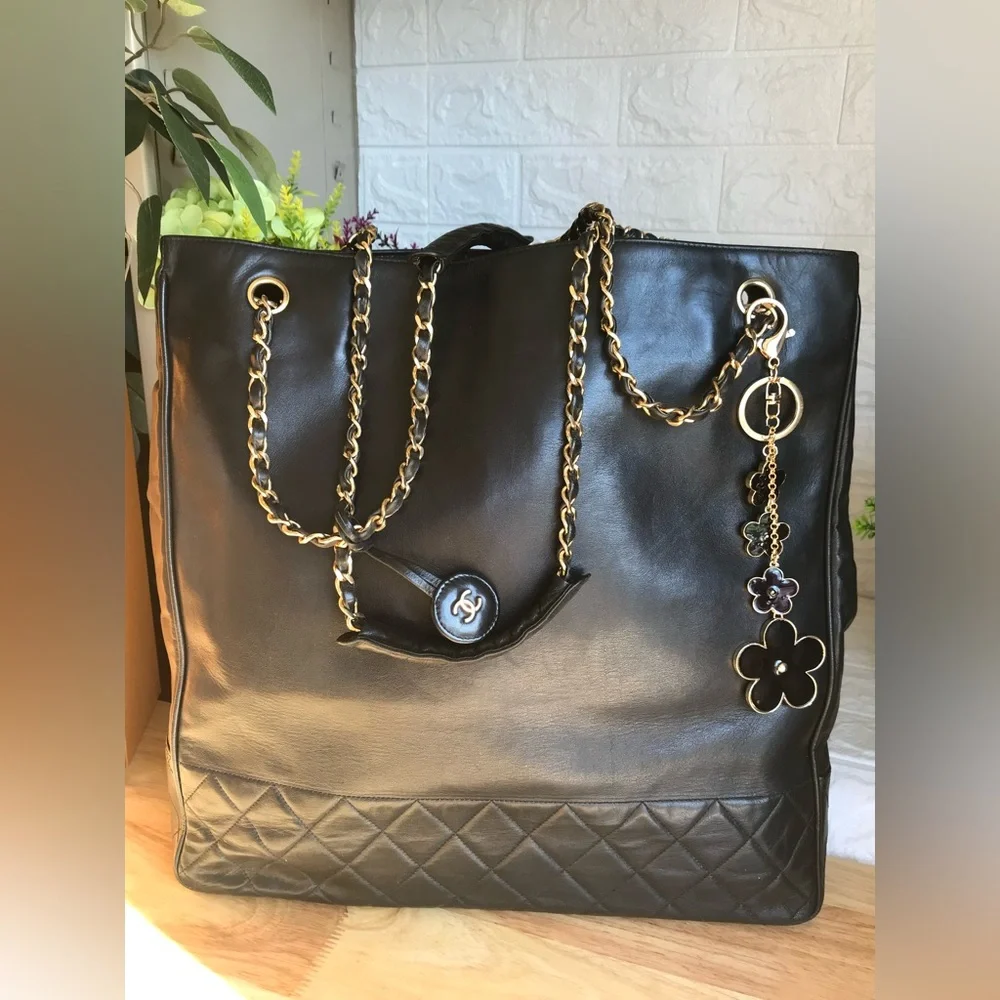 ✅CHANEL LAMBSKIN QUILTED SHOULDER TOTE GOLD CHAIN